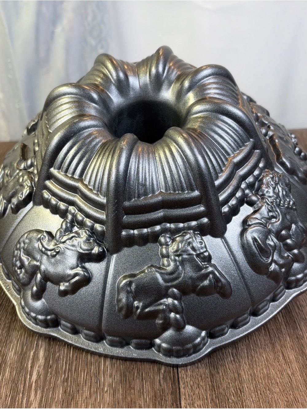 Nordic Ware Carousel Bundt Pan 10-inch diameter  Heavy Cast Aluminum Mold Circus